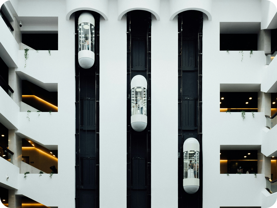 Здание с лифтами